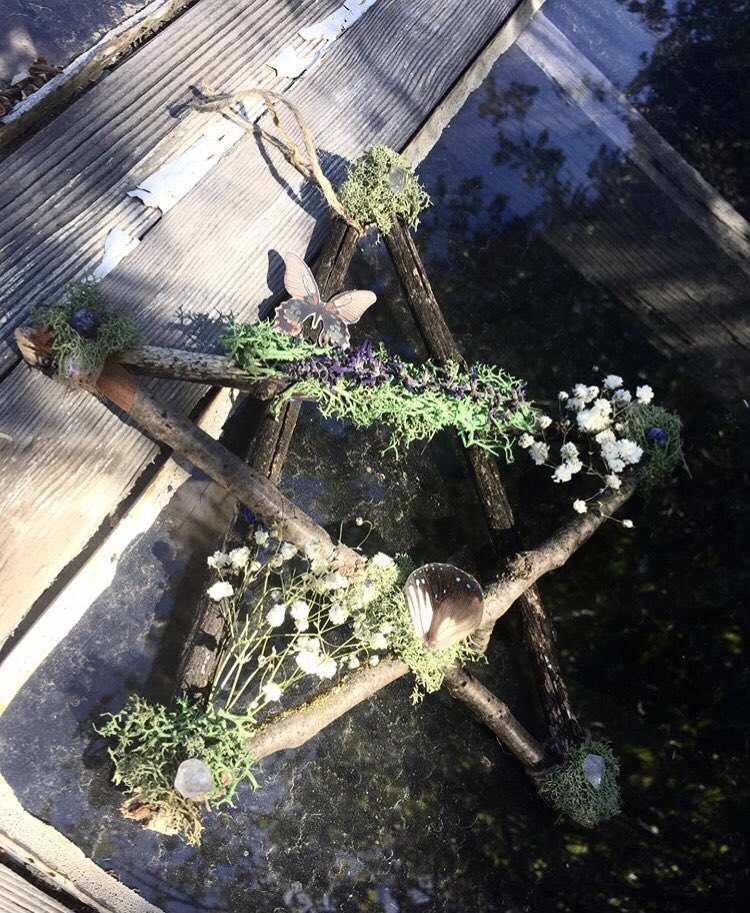 Just a reminder if you’re wanting a big custom I do 10x10 pieces !! My biggest size and I include a string to be hung up anywhere ☺️☺️✨

You can dm me if you’d like your own piece!! Retweet to spread the word 💚