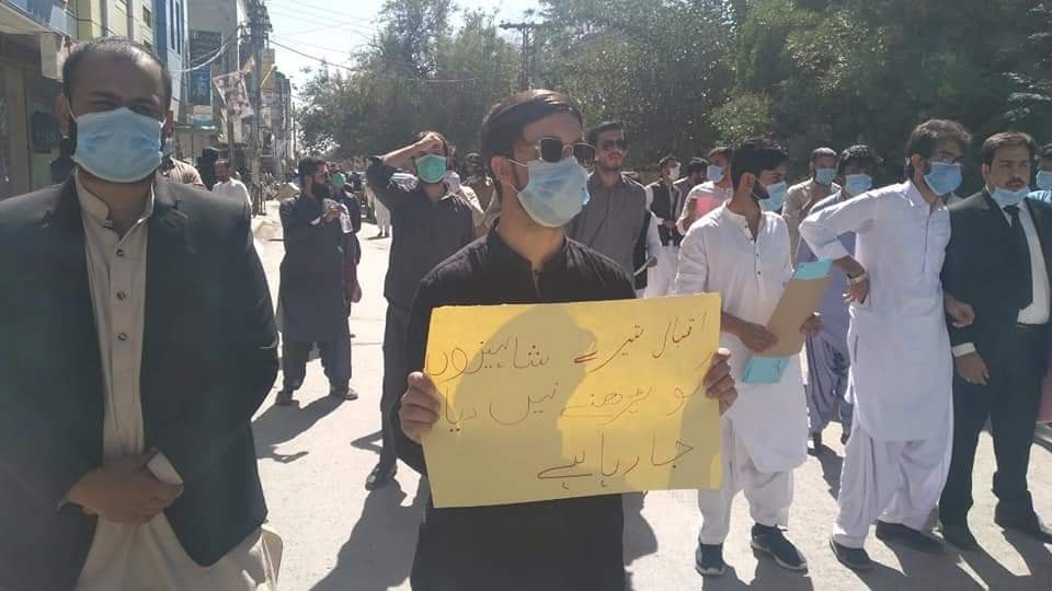PYA1917's tweet photo. #Quetta
Students of University Law College, Quetta protested against online classes and delayed exams infront of Press Club Quetta.
Comrades from PYA participated in the protest.
Complete report will be published soon!
#NoOnlineClassesWithoutResources
#RestoreStudentsUnion https://t.co/CyhhGDu9lo