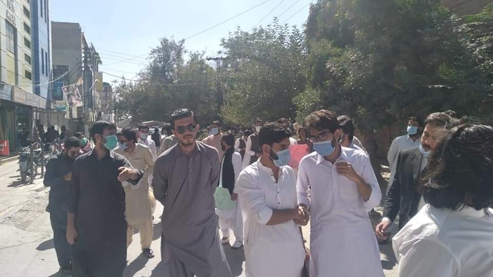 PYA1917's tweet photo. #Quetta
Students of University Law College, Quetta protested against online classes and delayed exams infront of Press Club Quetta.
Comrades from PYA participated in the protest.
Complete report will be published soon!
#NoOnlineClassesWithoutResources
#RestoreStudentsUnion https://t.co/CyhhGDu9lo