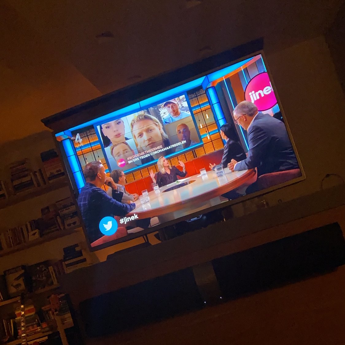 fantastische OP1/Jinek-back to back-zapp avond. 

geleerd: de virus(beleid)critici die een moeilijke vraag óf zelfs poging tot gesprek- en uitleg krijgen zeggen letterlijk in allebei de shows: 'nee daar gáát het niet om' of 'nee dat hoeven we niet nu te bespreken'. amazing.