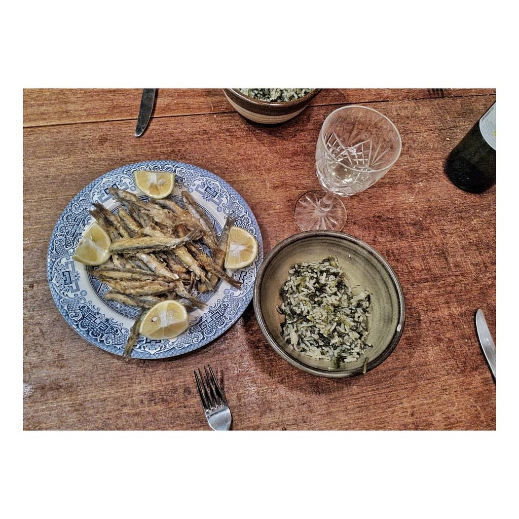 New obsessions, Spinach Rice . The kind of simple dish that excites me from the get go. @felicitycloake would this warrant one of your lovely caparison investigations? 
And some fresh anchovies and a white. 

Anyone got any revolutionary takes on this di… instagr.am/p/CFc--jpnyA5/