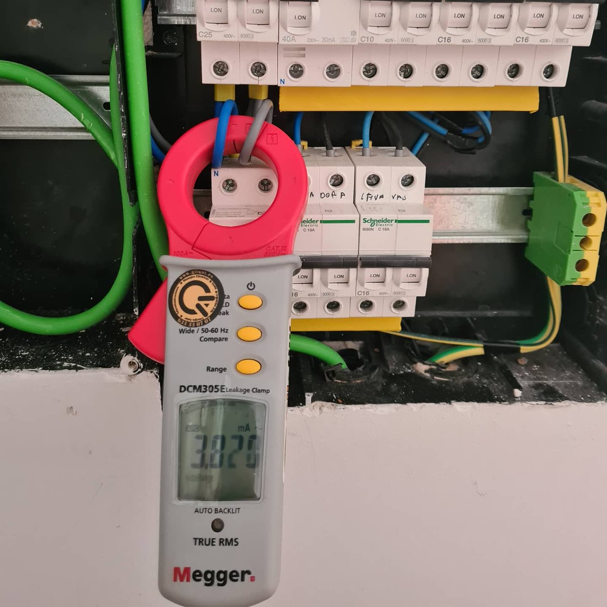 GilQuiGroup's tweet photo. Hoy hemos dado nuestro toquecito de amor 💛 a este cuadro. Multifuncion @ht_instruments y nuestra pinza de fugas @MeggerES Diferencial @SchneiderES
+info 👉👉 https://t.co/P4d1mCrtMp
#GilQuiGroup #Electricidad #Electricista #Electrician #Electric #Store #Solar #Electricians https://t.co/nRda4fkKiW