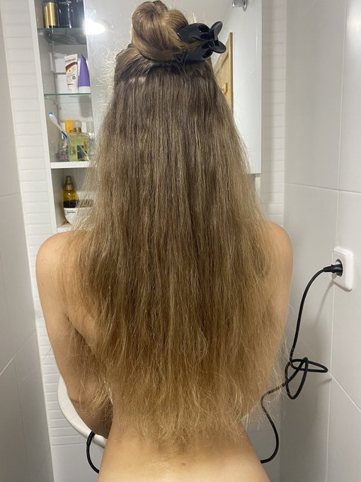 my boyfriend learns for the first time to straighten my hair, finally I finished it 😅😂 https://t.co/