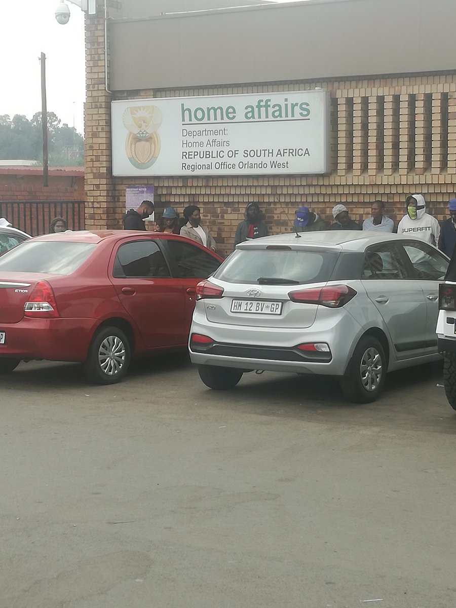 Sir_inch's tweet photo. From 8:00 am to 15:00 waiting outside just to be told that no services are available after 15:00 for three days straight,been told if you want quick service you have to pay just to get inside Aaron Motswaledi please fix this issue #homeaffairssoweto https://t.co/OpKxF0N17j