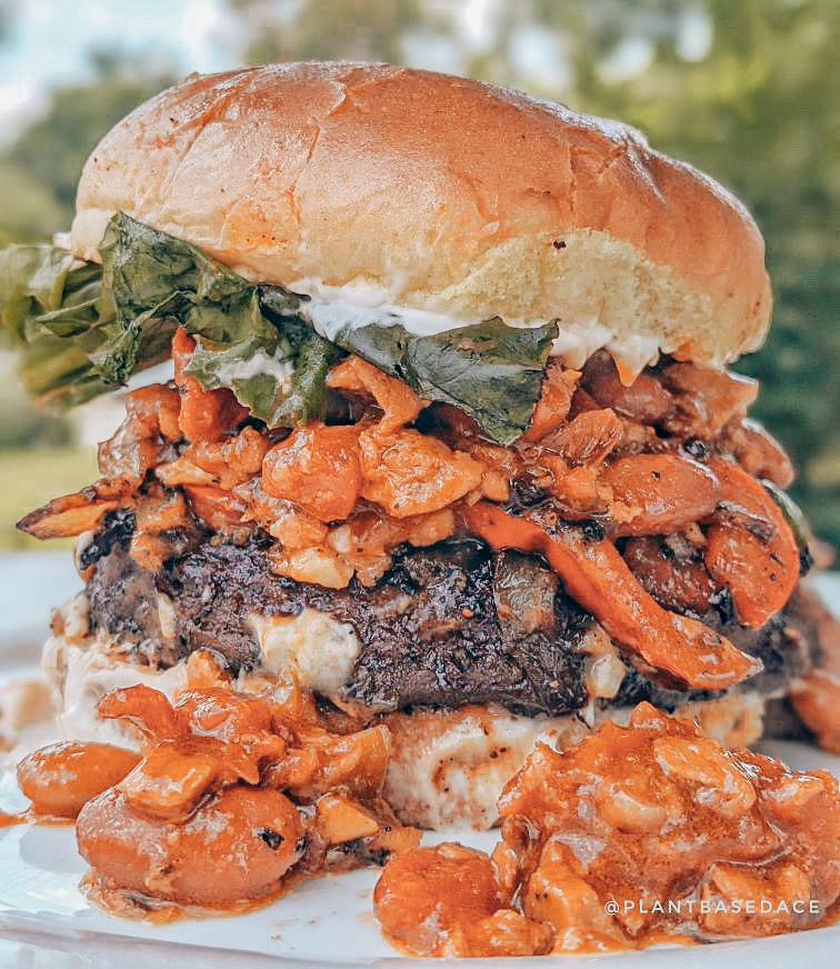 joinhellofriend's tweet image. Celebrating one year of True's Cultural Kitchen 🥳 If you haven’t tried True’s yet, you’re missing out! Order the Big Papa Beyond Meat Burger on Hellofriend today 🍔⁣
⁣
📸 @plantbasedace on Instagram