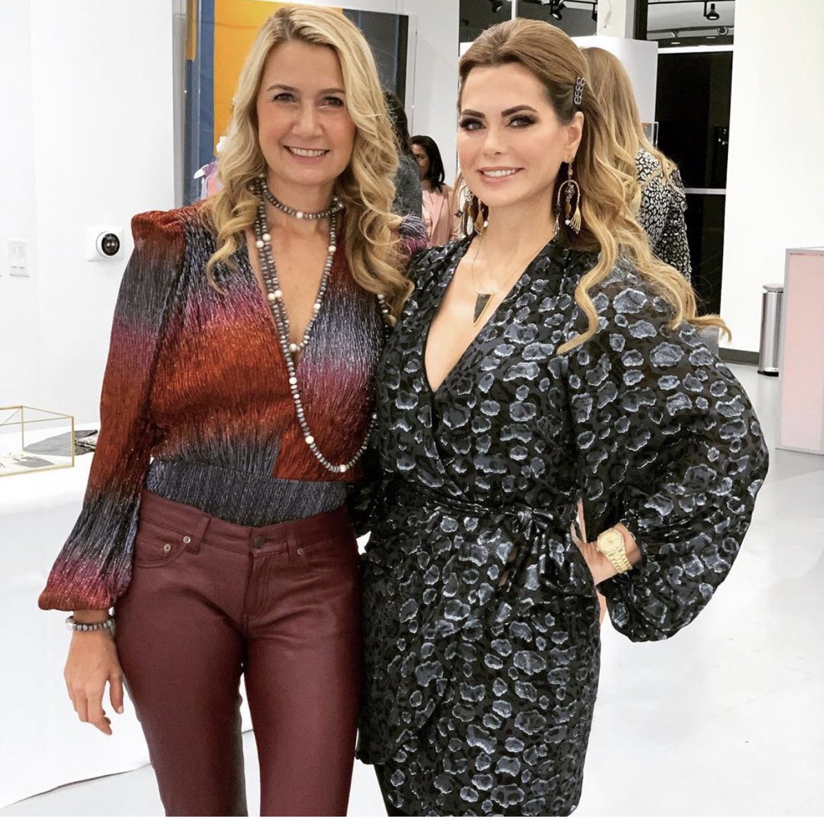 It’s #AmericanBusinessWomensDay — shout out to a couple of my favorite female entrepreneurs— @dandrasimmons and @karybrittingham! 😘 Love that these #BossBabes get out themselves and bring @hngmskincare and #kamobykary to us in trunk shows!  #RHOD 💙⭐️ 📷: @dandrasimmons IG