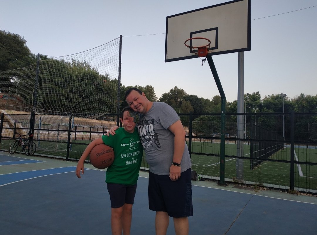 Julián, Jesús, Sergio, Ana, Aitor, Juan Carlos, Javi, Esther, Ilde, Ángel, Antonio...
Papi, ¡el basket es lo mejor del mundo!
Sí que lo es peque, y que nadie nuca te convenza de lo contrario
¡Feliz noche güena gente!