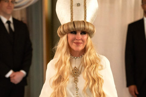 The Pope’s garb is no match for Moira’s inventive style, which includes wrapping hair around her Mitre. Moira wins.
