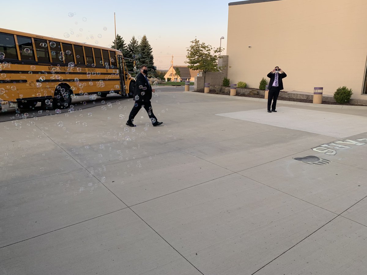 AmyHaraughty's tweet photo. Just a little Welcome Back to our Hybrid students! #NRinspiregreat #NoRoNation #positiveposse #goBears #weloveourstudents https://t.co/wLTWD7dm6L