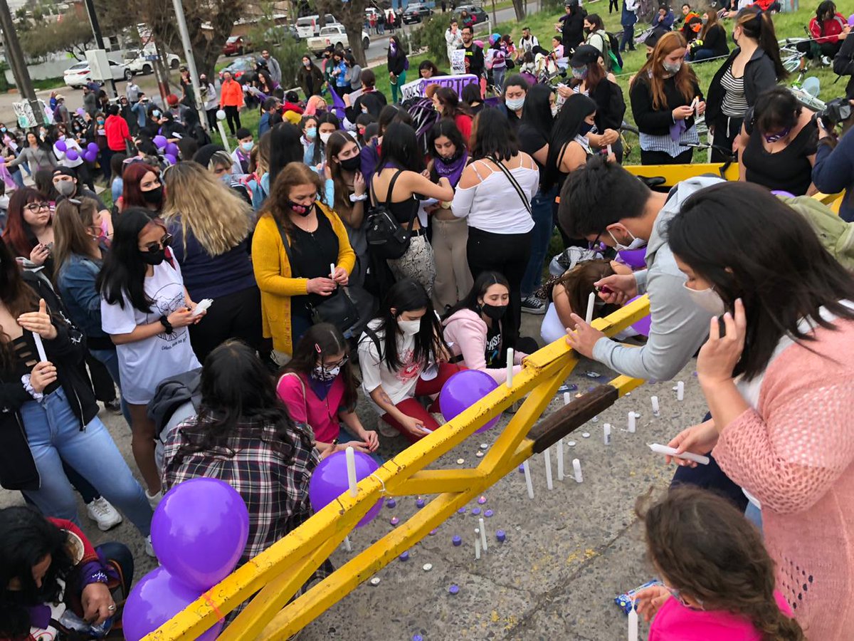 vlnradio's tweet photo. 🔴[#AhoraVLN] Curicanas piden #JusticiaParaSara, mujer que fue encontrada muerta esta mañana en el Parque Cerro Carlos Condell de Curicó. https://t.co/eGY2XXso9E