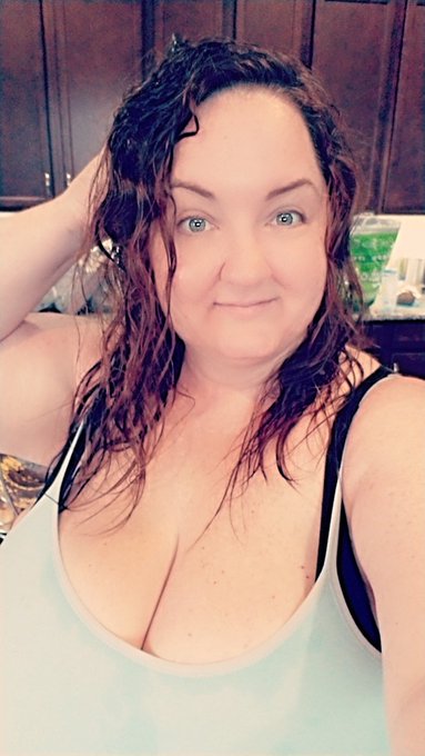 Grocery shopping in a tropical storm makes me wet 😜🚣&zwj;♀️⛈ https://t.co/Go7nglOKca