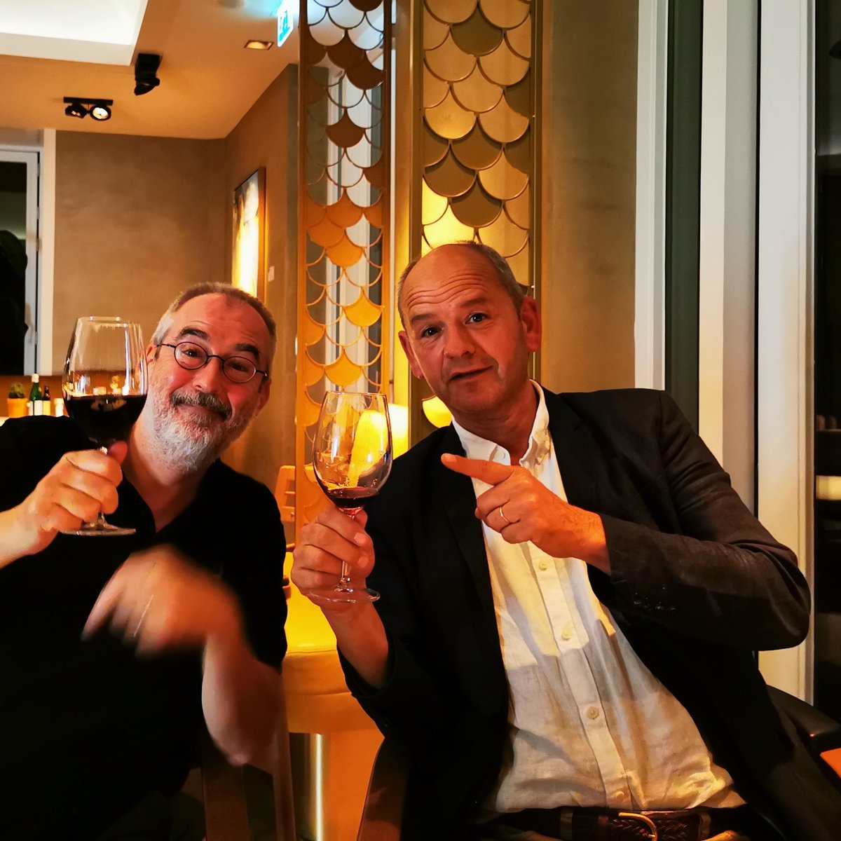 Geland op <a href="/hofvansaksen/">Hof van Saksen</a>
Geweldige avond met @ronaldgiphart voor interview (die schrijft een boek over <a href="/RLRozenbroek/">Roland Rozenbroek</a>  en z'n passie voor Gastvrijheid.) 
DIT is ECHT het MEEST BIJZONDERE resort van Nederland!
#hiermoetjezijn