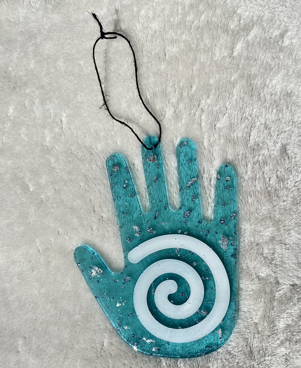 This gorgeous custom order of a healing hand is going out today and I’m in love 💙😍

#healinghand #hand #healing #spiral #silver #blue #foil #silverleaf #walldecor #heal #suncatcher #wallhanging #rope #hemprope #hempcord #hemp #wall #hanging #resin #epoxy #handmade #unique