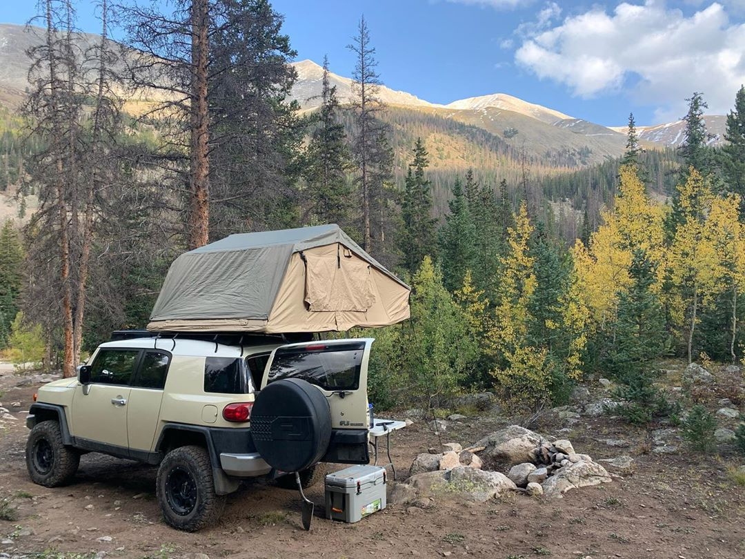 ToyTecLifts's tweet image. It’s the first day of fall and photos of the changing colors are already pouring in! 🍂 Check out this shot from ur_not_savage on Instagram running ToyTec Aluma 2.0s and @SPCAlignment upper control arms on his FJ! 😍 Tag #toytec in your fall photos for a chance to be featured. 📷