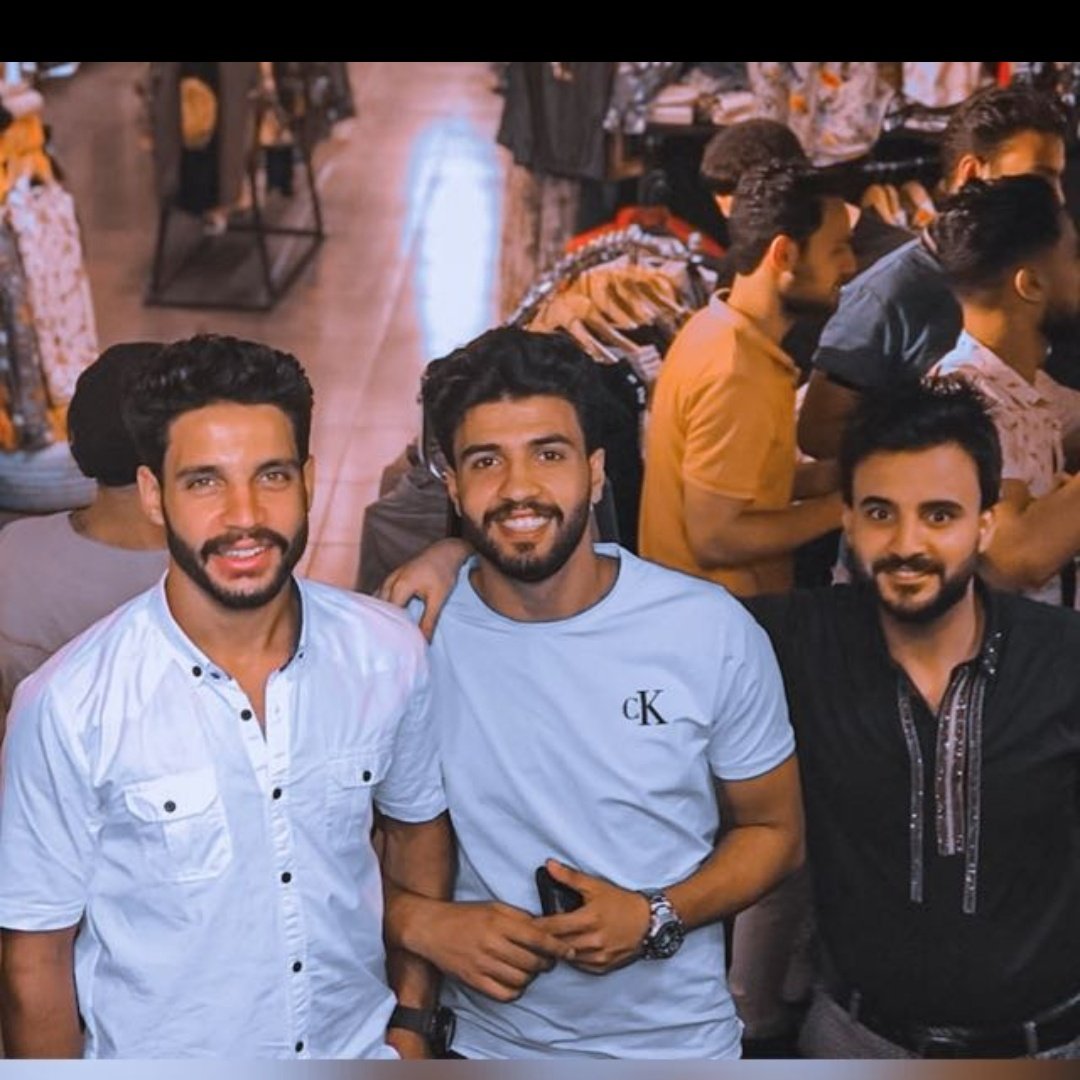 تربيّت أهاليكُم نفعت فيكم وطلعتكُم ولاد أصول على حق سدادين وفيكم خير لكل حاجه وان القعده معاكم ب دُنيا وما فيها ووجودكم مُهم وفارق فِعلاً ومفيش لا غنىَ ولا بَديل ياخُد مكانكم ولو الزمن عاد  مِيت مرَّه أنتُم زَيّ ما أنتُم مكانكم فى القلب وفوق الراس لإن أنتُم بُكل أمانه تستاهلوا