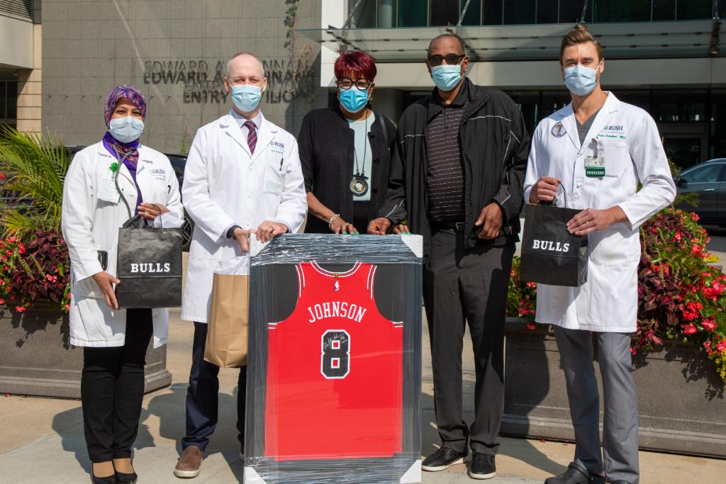 RushMedical's tweet photo. Mickey Johnson, a member of the @chicagobulls team from 1974-79, stopped by Rush on Monday. The retired baller brought jerseys and Bulls goodies to show his appreciation for the #HealthCareHeroes who treated him during his stay at Rush for #COVID19. https://t.co/DJWhAQ71gJ