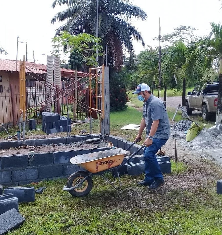 «No es que se unió al #SUNTRACS», pero captaron al representante Expedito Cortés batiendo mezcla de cemento y cargando carretilla en la construcción de un nicho del residencial Quintas de Don Bosco
Don Bosco es el santo patrono de la comunidad y los feligreses siguen orando...