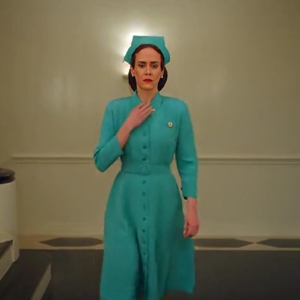 -Me siento mal, le pediré ayuda a la enfermera.
La enfermera: