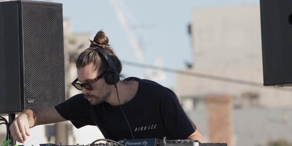 DJcity's tweet photo. Now on our @Spotify playlist: @torrenfootβs #MoreLife ft. @tinie & @LDevineMusic.
After hitting #1 on @beatport with the instrumental, Aussie DJ #TorrenFoot's flip of the #Rumpshaker sample gets radio-ready vocals.
Listen: https://t.co/HXhBUsea2J
#DJcityEssentials @FFRRecords https://t.co/P5PVyQ3KgU