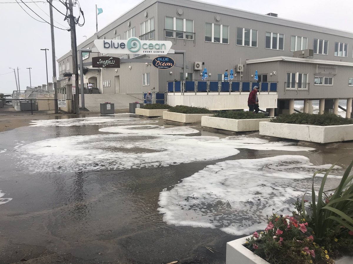 Jenifer_Saylor's tweet image. Coastal flooding #SalisburyBeach #hightide #Teddy #HurricaneSeason #Stormchasers @GrtrNbptToday