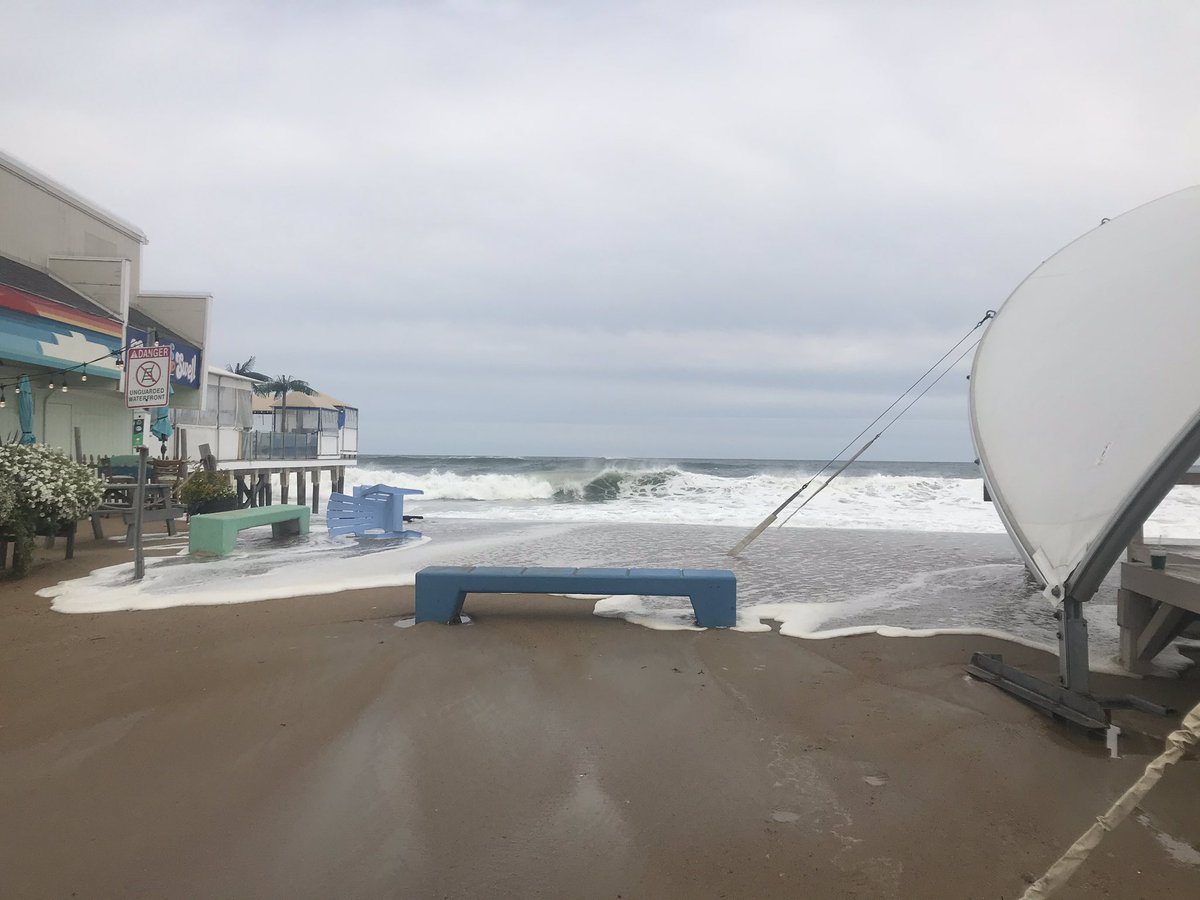Jenifer_Saylor's tweet image. Coastal flooding #SalisburyBeach #hightide #Teddy #HurricaneSeason #Stormchasers @GrtrNbptToday