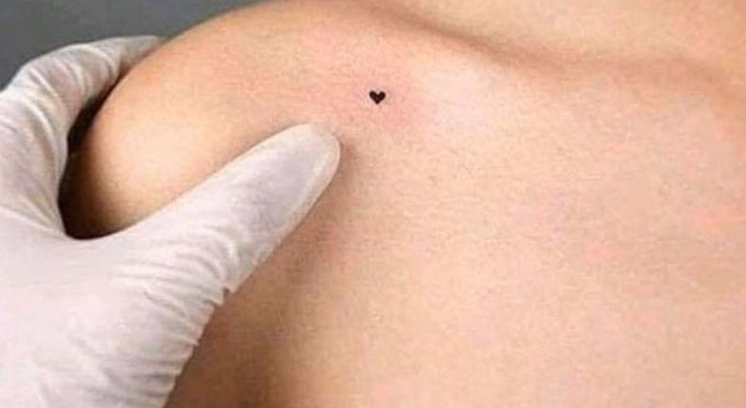 rociorammmm's tweet photo. "mi cuerpo pide más tinta" 
el tatuaje que tienen😂 https://t.co/P8E6OyAae1