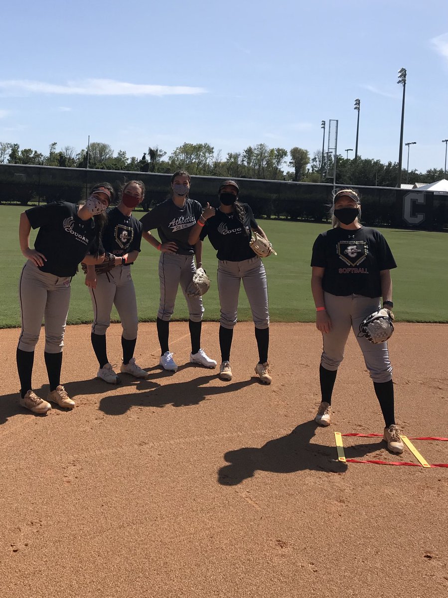 CofCSoftball's tweet photo. So great to FINALLY be together again! 🐾❤️🥎@CofCSports #firstday  #cougarpride #pawsup #newyearnewteam https://t.co/lgonvOWDQ6