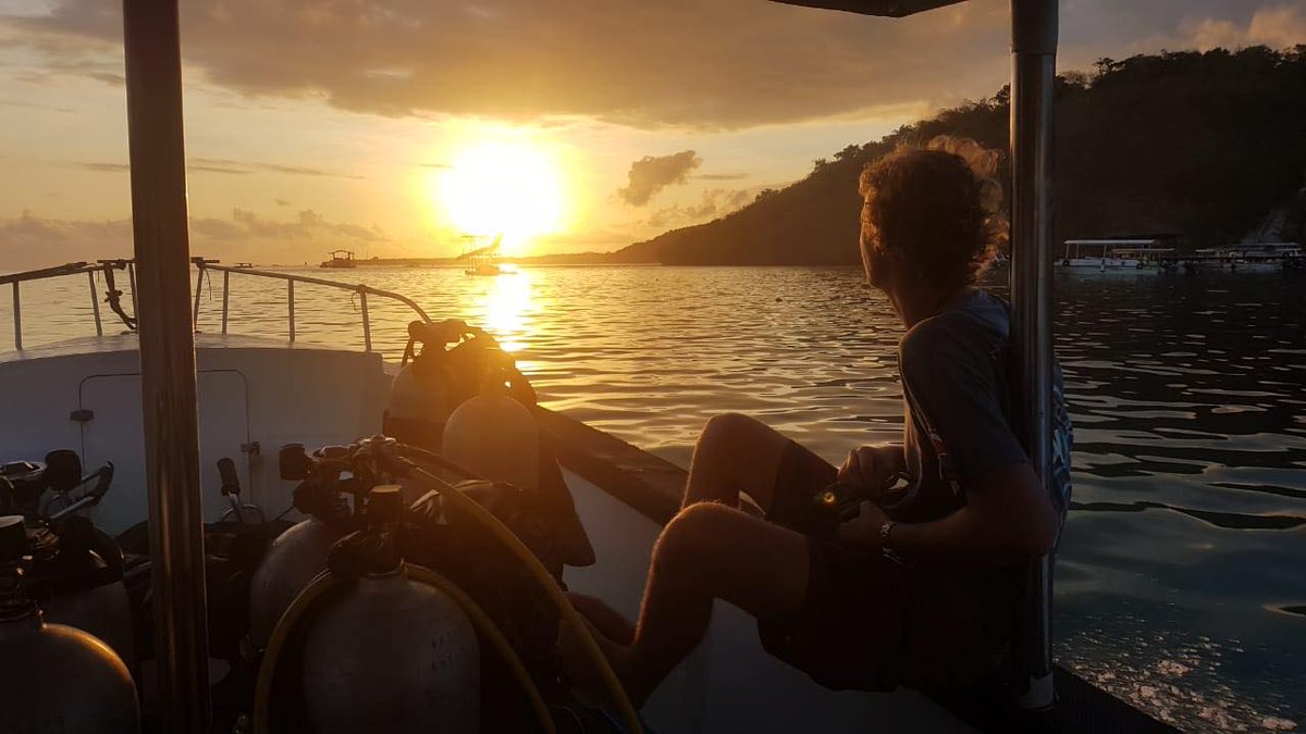 Early morning dive. Heading out to find those molas! #Sun #Sunrise #Sunset #Boat #Boatlife #LivingTheDream #ScubaDiving #Scuba #Sunfish #Mola #Explore #Bali #Lembongan #Adventure