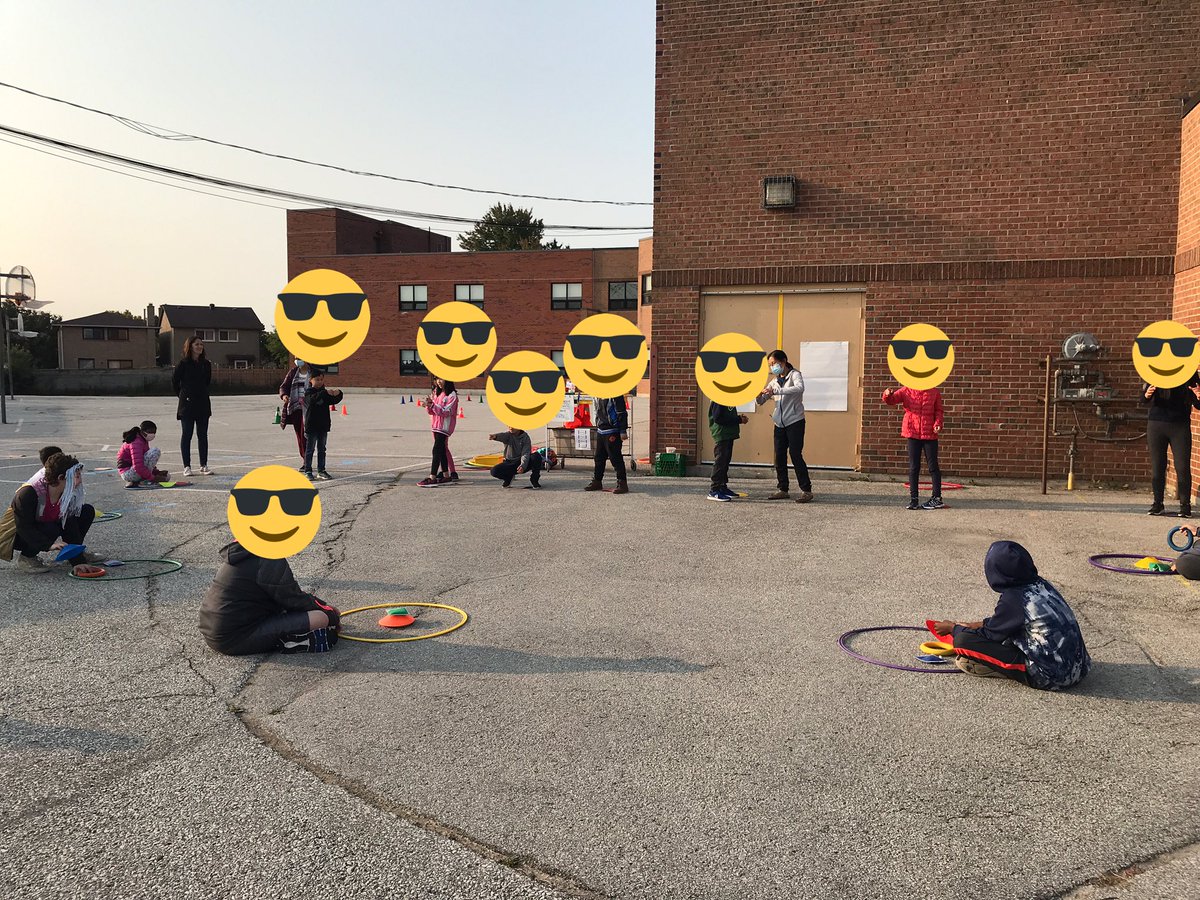 andreahaefele's tweet photo. Guiding Ss thru a series of communication games in our early stages of integration #physed w/ @asd_teach Ss. Always learning more about our Ss as they work thru diff challenges while learning how Ss w/ #autism learn, maybe we’re not so different after all 🤔 #playbeyondthelabel https://t.co/7MCVno3Emh
