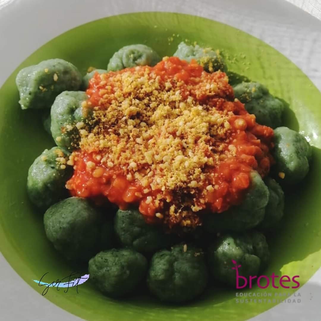 fundacionbrotes's tweet image. ¡Hola! Hoy nuestros amigos de serfit.cl nos traen una nueva propuesta para esta @MeatFreeWeekOrg , en la que aprovechamos al máximo las verduras que tengamos en casa.
instagram.com/p/CFdSmvXnI2R/…