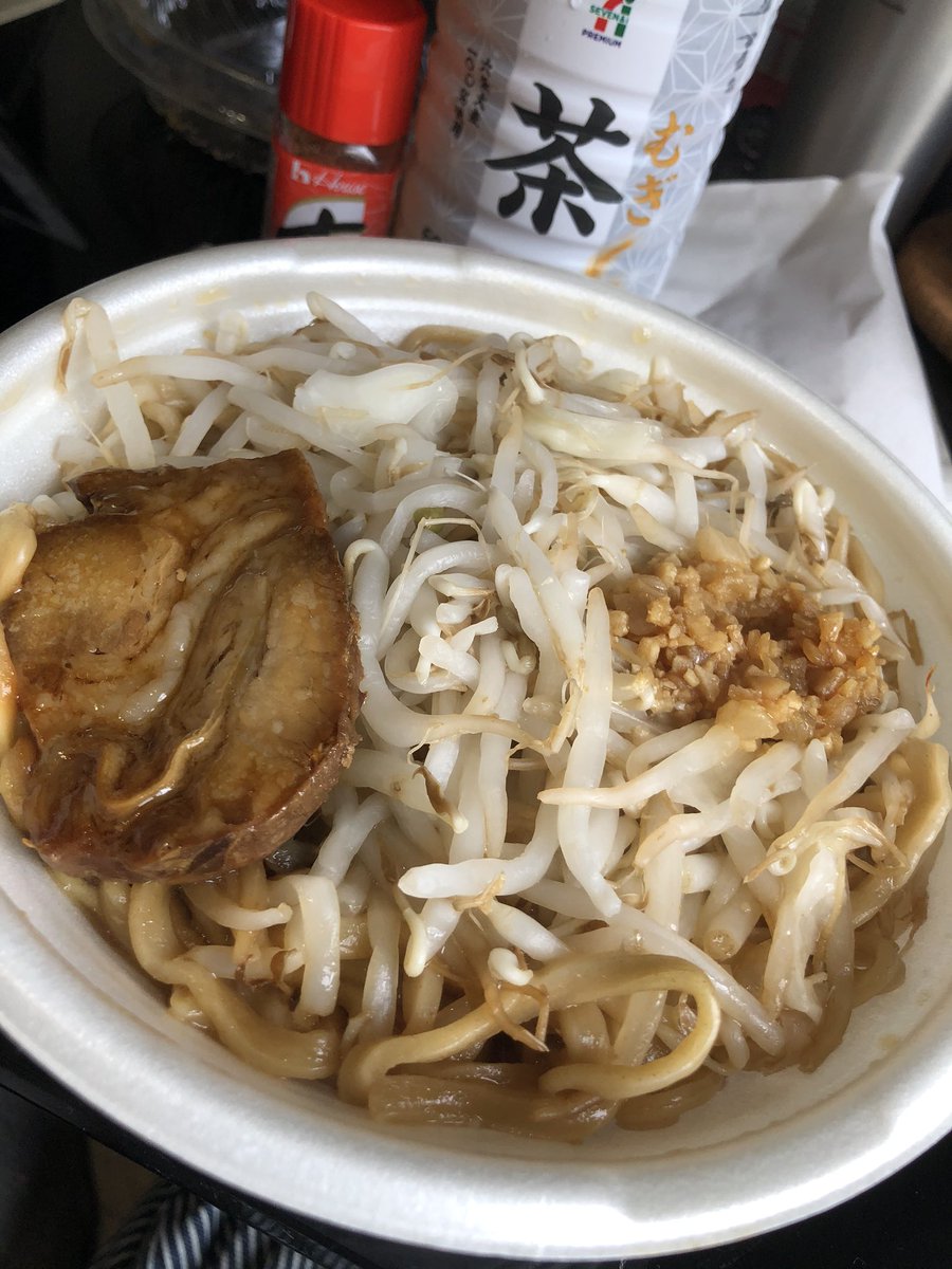 陽介ベイベー Pa Twitter お昼はセブンイレブンチョイス カロリーシカトのハイメニュー 中華蕎麦 とみ田の豚ラーメン 極太縮れ麺が持ち上げるスープ コンビニクオリティ半端ない 九州の人には珍しい一杯かな 腹パン マシマシ