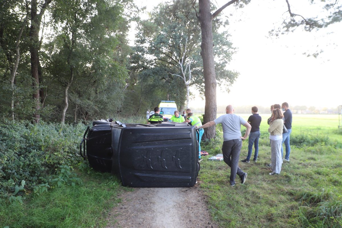 Een man heeft dinsdagavond zijn been gebroken bij een ongeval met een elektrische buggy op de Vullingsweg in Heeswijk-Dinther.