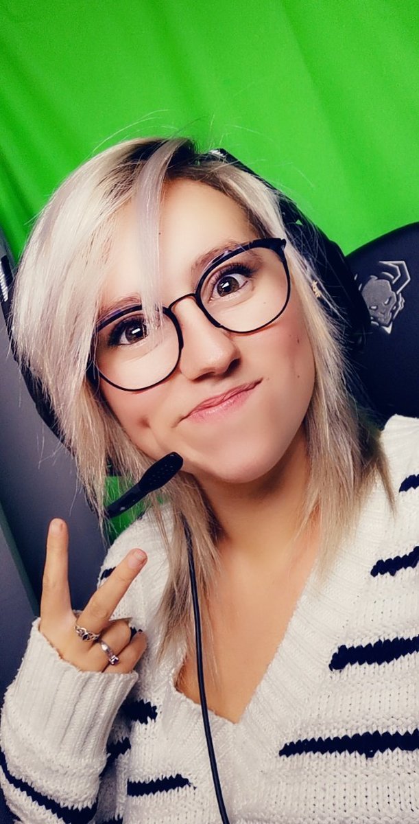 FollixFR's tweet photo. Hellow tout le monde vous êtes près ce matin car je suis en pleine forme et heureuse de reprendre les games viewers #TeamFoFo ❤️ 😍 https://t.co/soU7uqsp6F