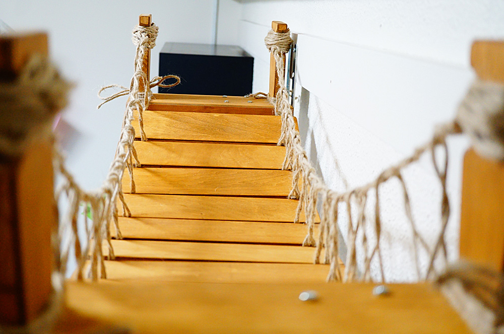 ネコビュー 猫用の吊り橋 キャットウォーク をdiy 発狂しながら作ったよ タマちゃんに乗ってもらったけど不安定な場所は嫌みたいですぐ降りちゃうという 作った意味 作り方はブログに書いてあります T Co Pgwoo5rb5k 猫 猫のいる生活