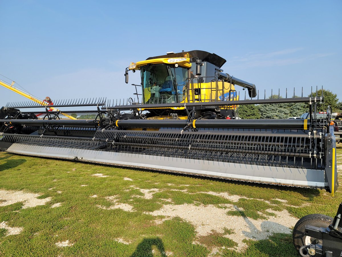 Initial setup day on the <a href="/HoneyBeeMfg/">Honey Bee Mfg</a> SDX AIRFLEX. <a href="/Peabudys/">Peabudy’s Inc</a> @MKent_Peabudys @peabudysnorth #harvest2020 #harvestfaster <a href="/LRNelson78/">Lance Nelson</a>
