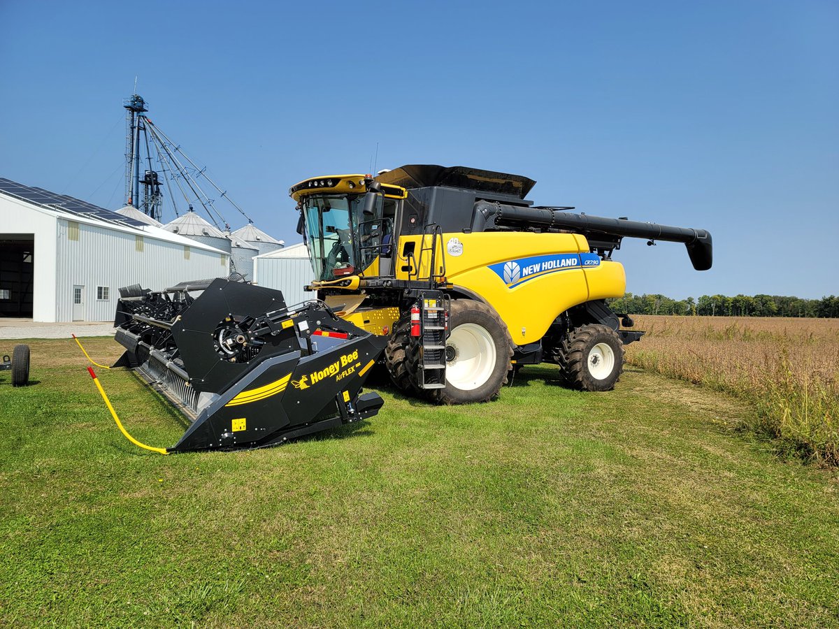 Headed to the field with our 2nd <a href="/HoneyBeeMfg/">Honey Bee Mfg</a> SDX AIRFLEX today. Beans tested 13% #harvest2020 is under way. <a href="/Peabudys/">Peabudy’s Inc</a> @peabudysnorth @MKent_Peabudys <a href="/LRNelson78/">Lance Nelson</a> #harvestfaster