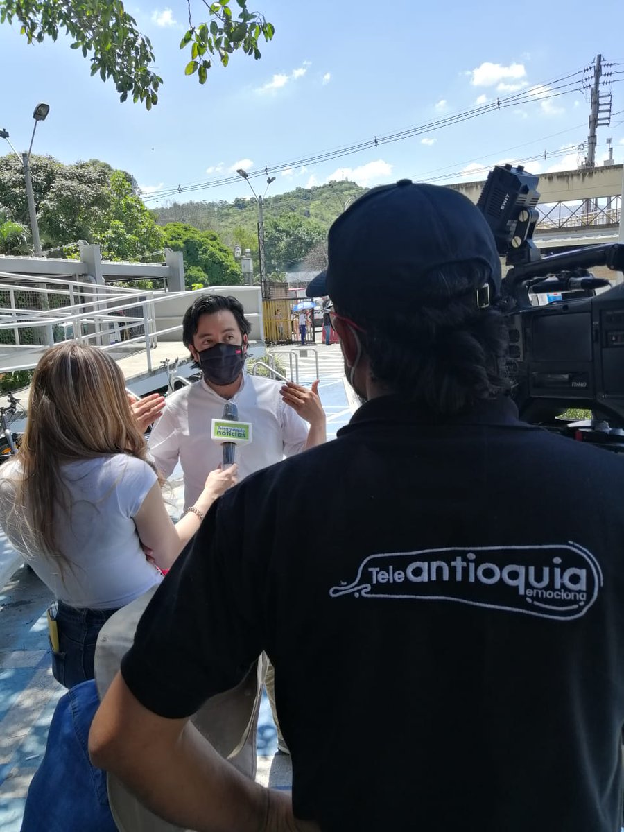 PapaClimatico's tweet photo. Actividad 5: almuerzo 🍆🍅🥕.
Actividad 6: atención a medios. ¡Gracias a @Teleantioquia
Y @Telemedellin por la visita!
Actividades 7 y 8: reuniones en @sttmed
El recorrido de vuelta a casa fue subiendo Palmas hasta inferior. ¡Buen ejercicio para cerrar un buen día! 🚴🏾‍♀️
#Reto7Días https://t.co/DD2FQJzz1o