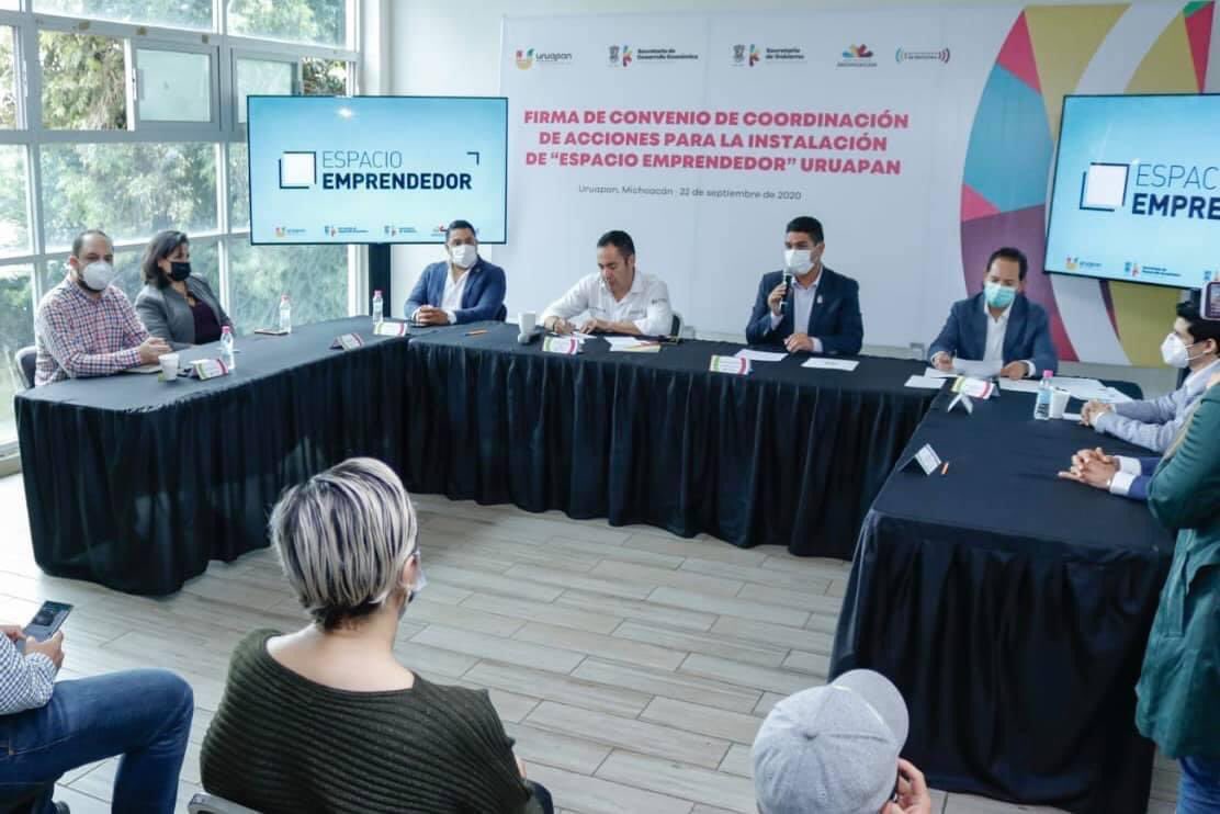 SEFECOURUAPAN's tweet photo. Firma de convenio  para instalar #EspacioEmprendedor aquí en #Uruapan entre  @GobiernoUruapan y @SEDECO_Mich  con la finalidad orientar a desarrollar  una idea de negocios a #emprendedores y fortalecer a #empresas , se dará atención directa a 14 municipios. https://t.co/TPXLSGZBSu
