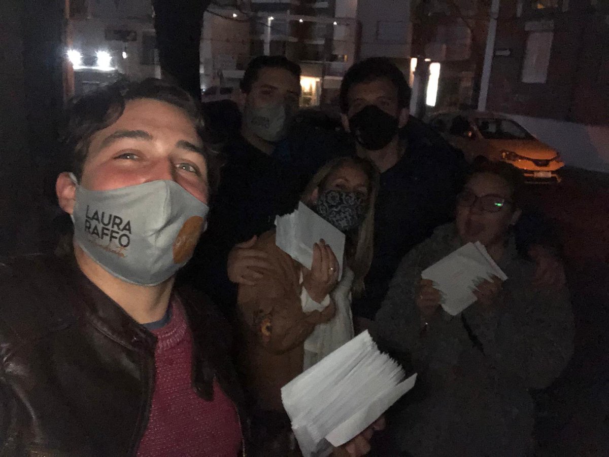 CarolinaAche's tweet photo. Recién me mandan esta foto jóvenes de @Jovenes91 con la candidata en el CH @debihollander repartiendo la 919. Unos cracks!! #RaffoIntendente https://t.co/zDDISdCBYn