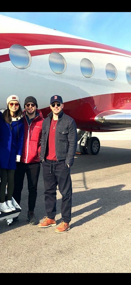 awww look at chris evans in front of his private jet.... he RICH rich! https://t.co/Fbe1yaW9Na