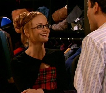 Glee and Freaks and Geeks meet HIMYM.Jayma Mays is working coat check at a club Samm Levine can't get into. #HIMYM S1E5