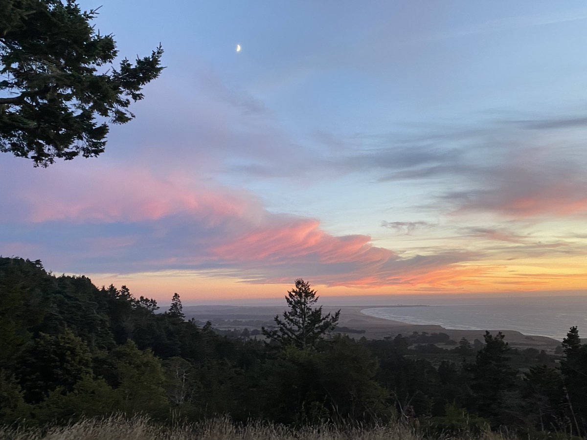 EckerThePecker's tweet photo. The sky was most bodacious this evening. No edits, just vibes. https://t.co/osZgPdG2ud
