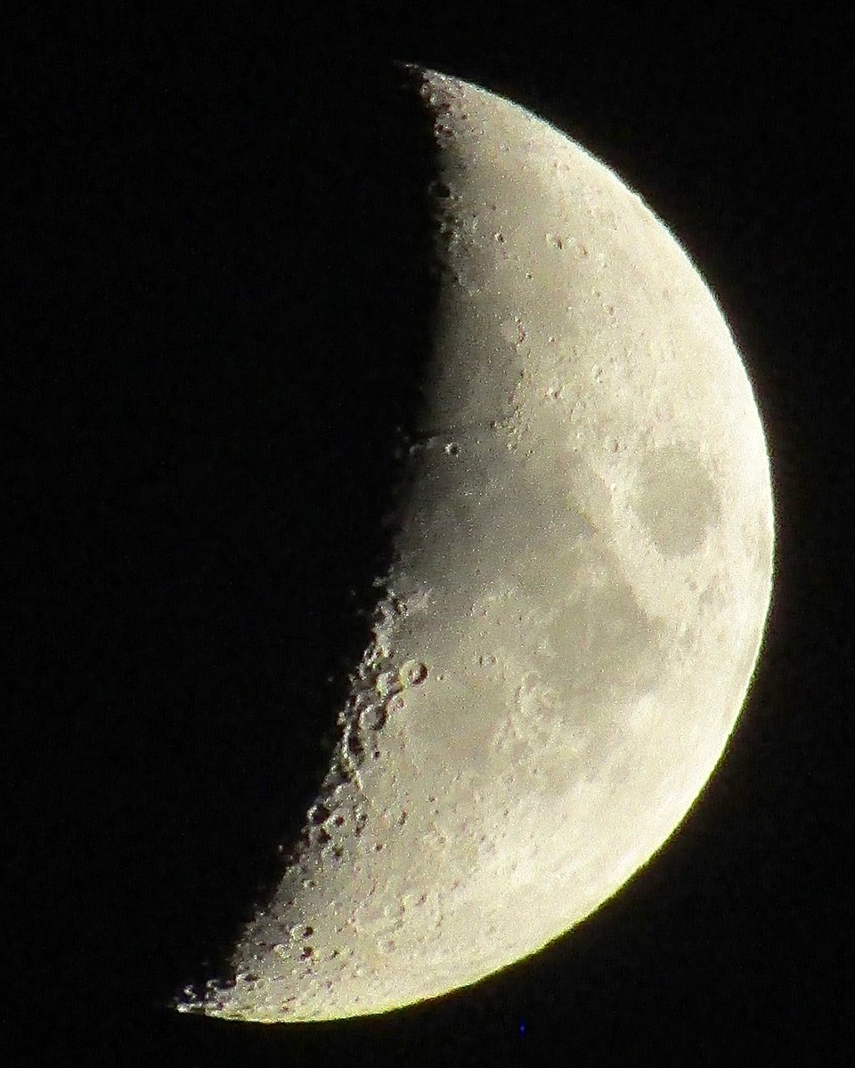 A little bit of #moongazing tonight. #selenography #moon #mooncraters #nofilter #canoncamera #liveinthemoment #makethemostofit #liveyourbestlife #moonlight #sky #moonphotography