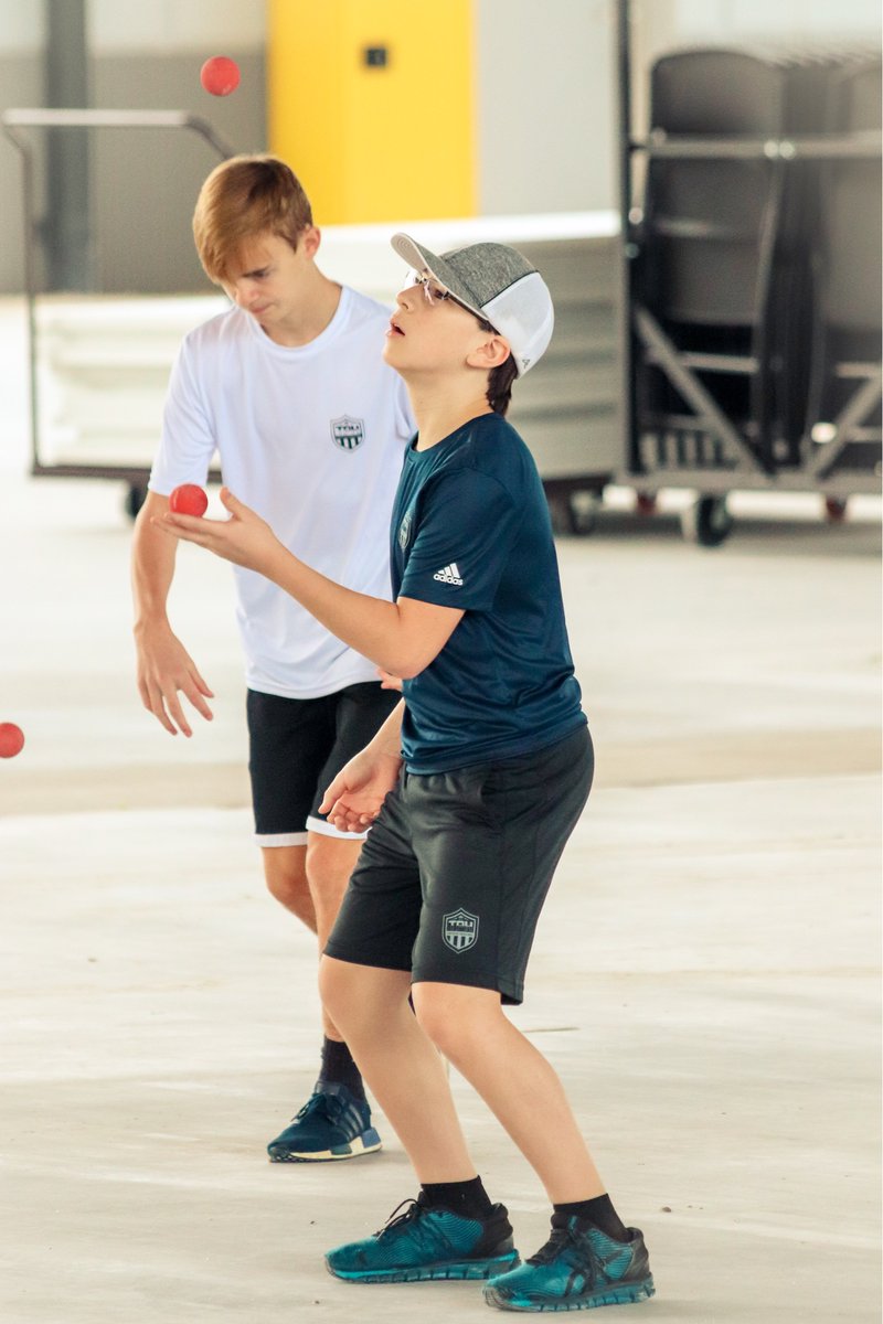 HAND EYE coordination with the juggler <a href="/jefflovecchio/">Jeff LoVecchio</a> 
•
•
#handeyecoordination #hockeytraining #sport