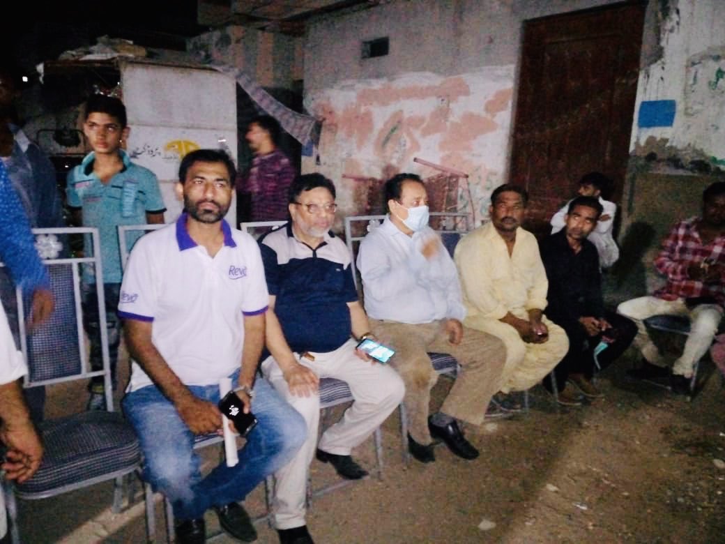 ayazali77's tweet photo. #ApnaSubaApnaHaq
دوسرے نمبر پر بلیو ٹی شرٹ میں ان صاحب سے ملیئے یہ ہیں حنیف سورتی صاحب جب نارتھ کراچی کے ٹاؤن ناظم تھے تو فرعون بنے ہوئے تھے، کرپشن سے اپنا اکاؤنٹ بھتے رہے اور علاقے کو تباہ کردیا۔ آج قوم کے ہمدرد بن کر چورن صوبے کی ڈیمانڈ کررہے ہیں https://t.co/nuBtzLs9VJ