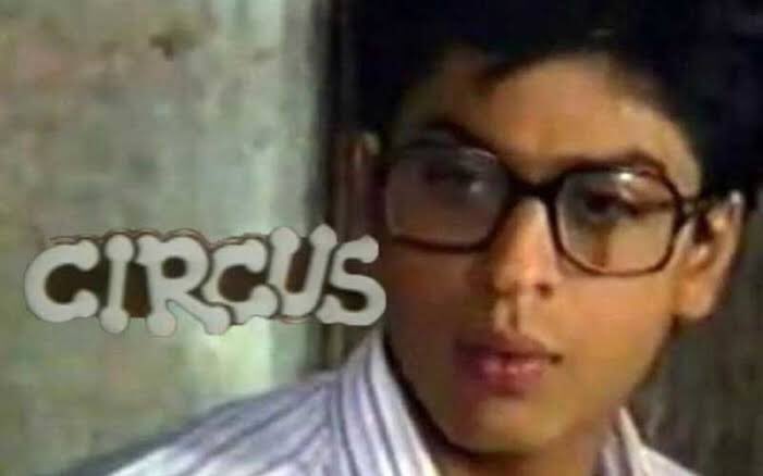 JuanaYaezcampo1's tweet photo. Some photos of the memory of our King Khan, very young and cute. Since then we have fallen in love with this beautiful Indian❤️ #ShahRukhKhan @iamsrk @RedChilliesEnt #Fansrk #srkians ❤️🥰🇮🇳🇲🇽 https://t.co/TLv5OMEfuI
