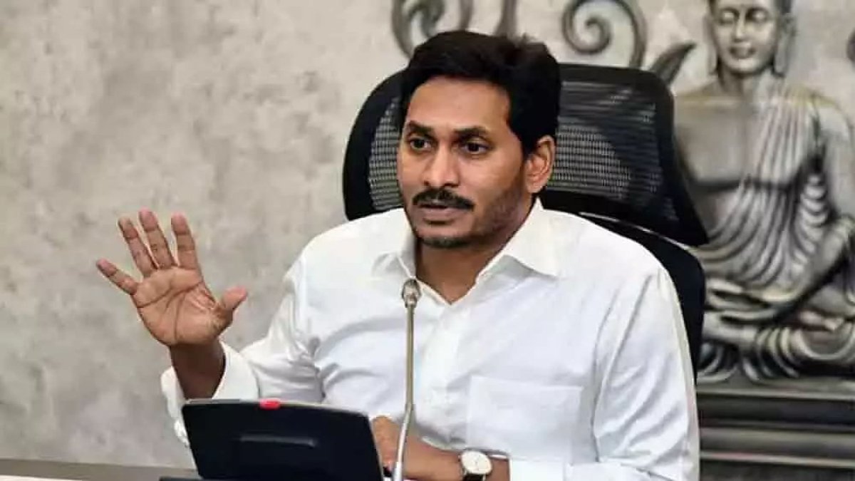 NAGARAJ_P_7's tweet photo. The last few days have witnessed an increasing number of attacks on Hindu Temples in Andhra Pradesh. These attacks have left the Hindus incensed. Some Hindus have alleged that these attacks have increased after the incumbent Jaganmohan Reddy became CM !

#AndhraTemplesInDanger https://t.co/ba3PgkyfW3