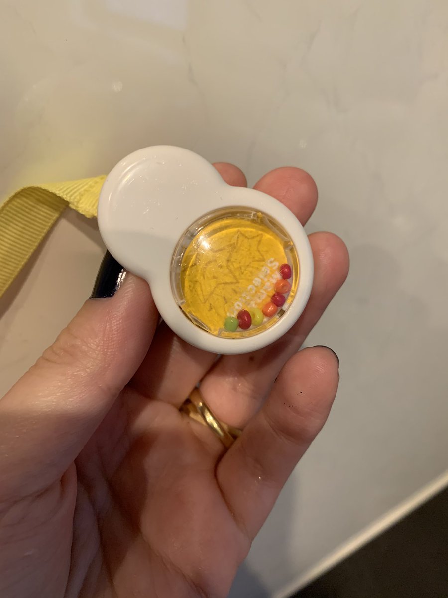 元鈴木さん Auf Twitter 子育てにおける違うそうじゃないツートップは おしゃぶりホルダーの根本にシャカシャカ鳴る飾りがついてるため赤子が気になってしまい服からブチィ と剥がして落としがちな事と お絵かきできる壁紙により 子供が 全ての壁はお絵かきして 元鈴木さん Auf Twitter 子育てにおける違うそうじゃないツートップは おしゃぶりホルダーの根本にシャカシャカ鳴る飾りがついてるため赤子が気になってしまい服からブチィ と剥がして落としがちな事と お絵かきできる壁紙により 子供が 全ての壁はお絵かきして