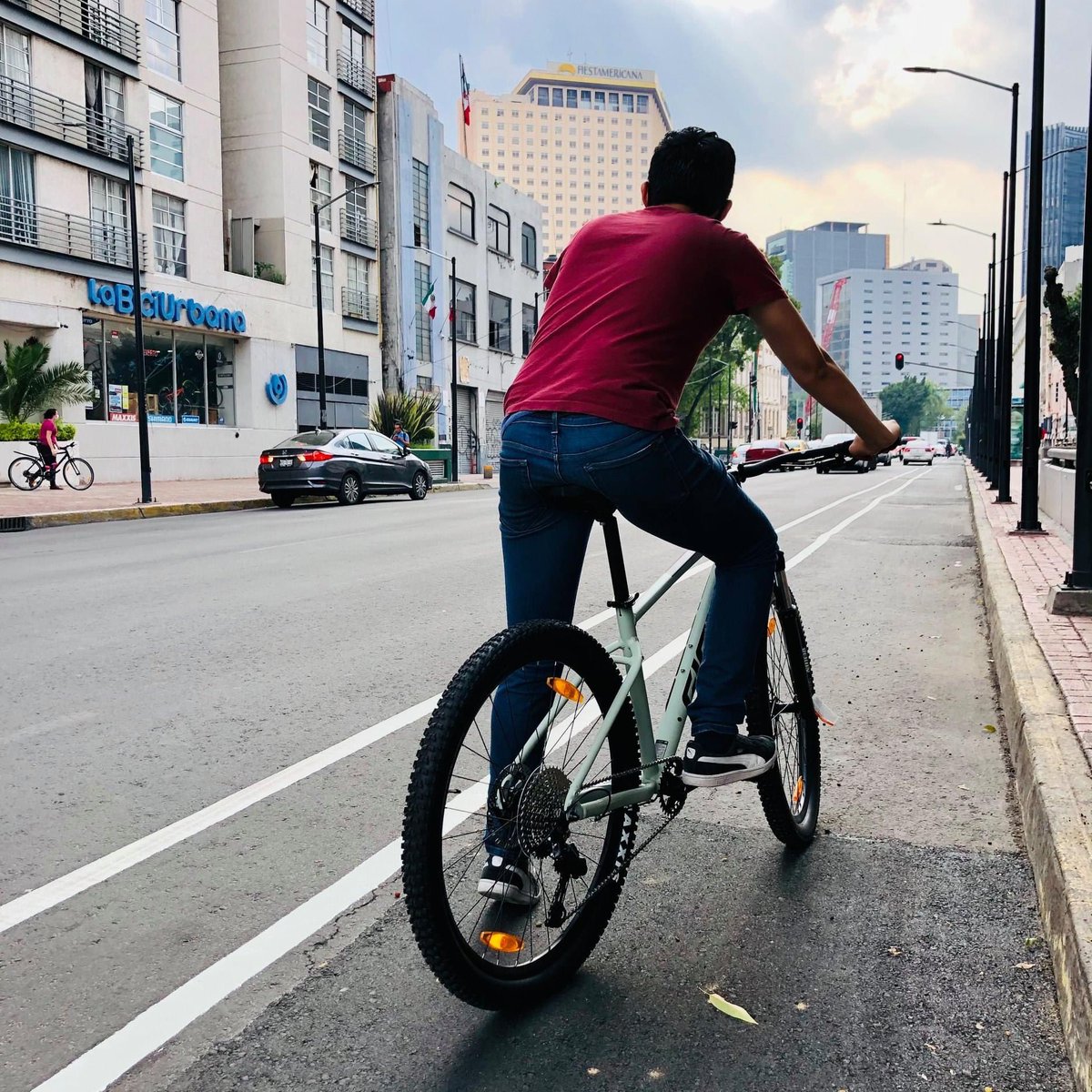 labiciurbana's tweet photo. Después de  9 años de estar en esta calle, por fin se hizo realidad un sueño más:  hoy amanecimos con un ciclocarril, ojalá mañana sea una ciclovia permanente! Esta es una gran forma de darle valor al #DiaMundialSinAuto https://t.co/MYoe9QGsJo
