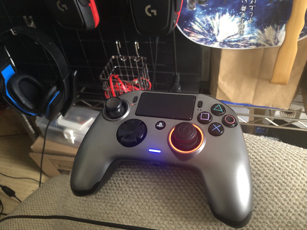 rupa_Yeah's tweet image. ひとまず前に使っていたものとチェンジw
#Nacon #RevolutionProController2  #PS4 #Gaming  #MHWI #MonsterHunterWorld #iceborne #モンスターハンターワールドアイスボーン #狩猟笛 #鼓笛ノ交響楽団